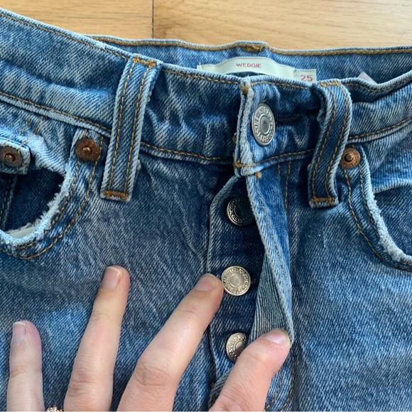 Women’s Levi’s Button Fly Ribcage Straight Leg Medium Wash Distressed Jeans 25 - Picture 4 of 14